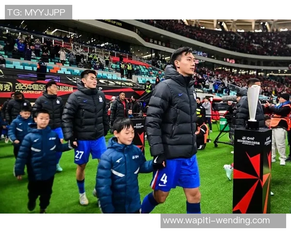 日本足球职业联赛跨年制变革落地，中超该跟进吗？支撑声和反对声都很嘹亮……